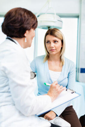 femaly patient talking with her doctor