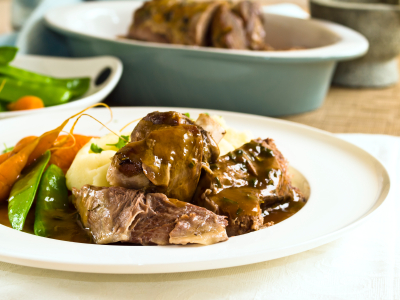 roast lamb with carrots and peas