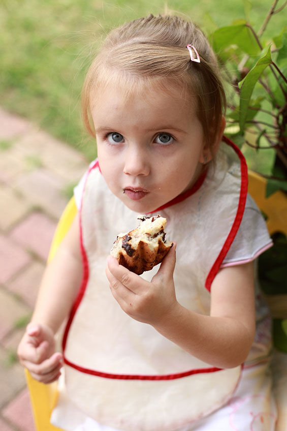Child with gluten bread