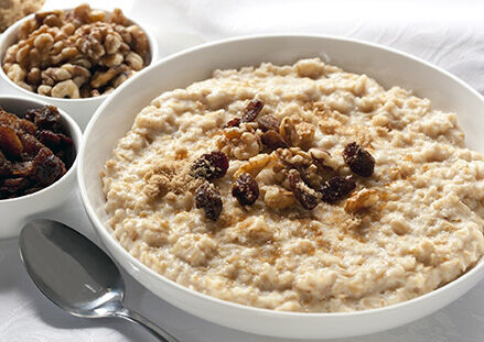 Oatmeal with raisins and nuts