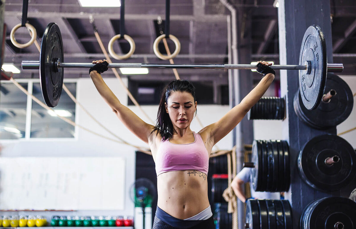 woman lifting weight in gym