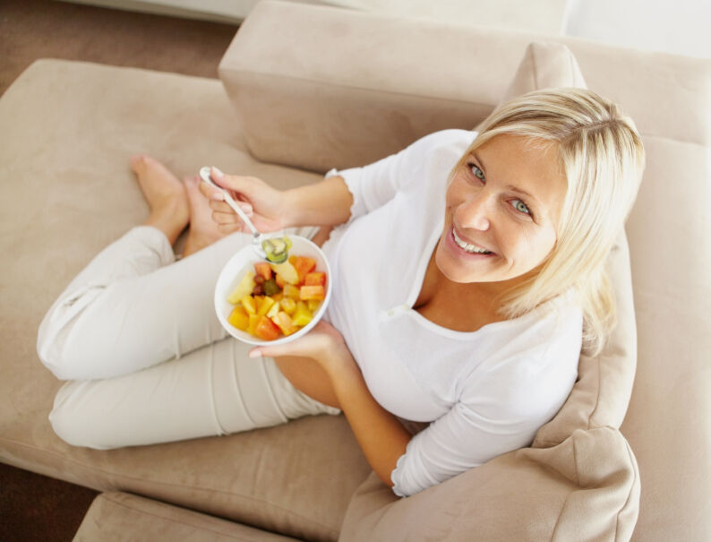 17-weeks-pregnant woman eating healthy food