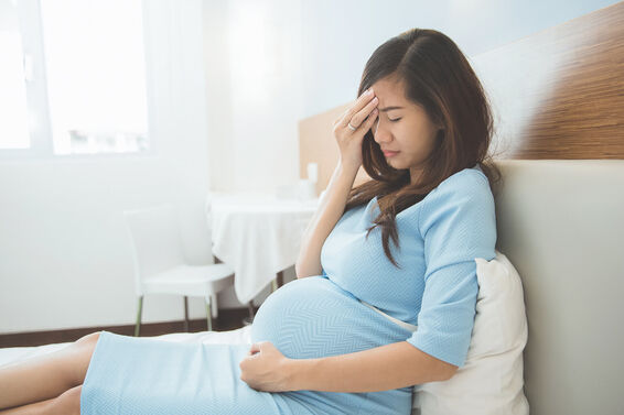 pregnant woman feels lightheaded