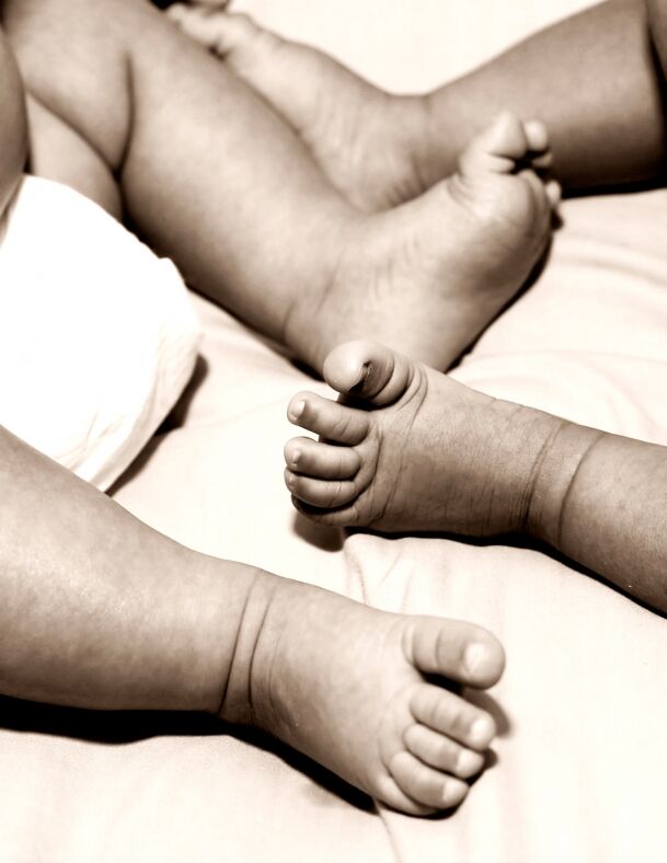 pregnancy symptoms with twins