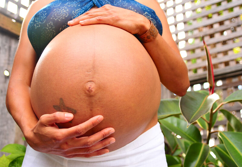 Pregnant belly displaying linea nigra; © Ashley Eberlein | Dreamstime.com