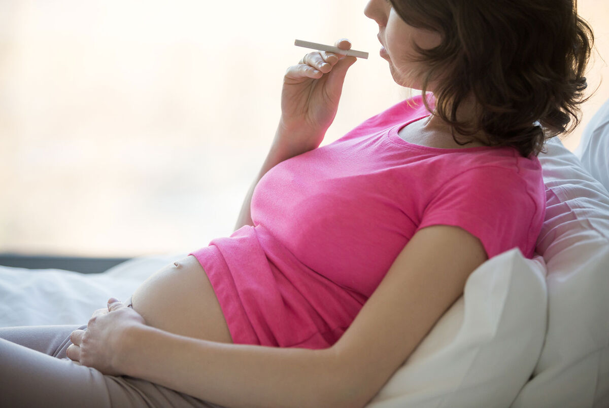 Pregnant woman with cigarette