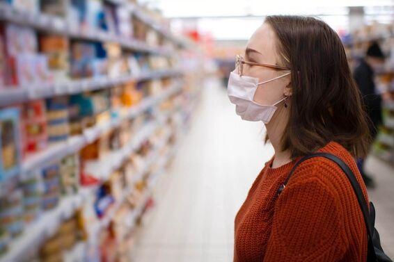 woman shopping with protective medical mask