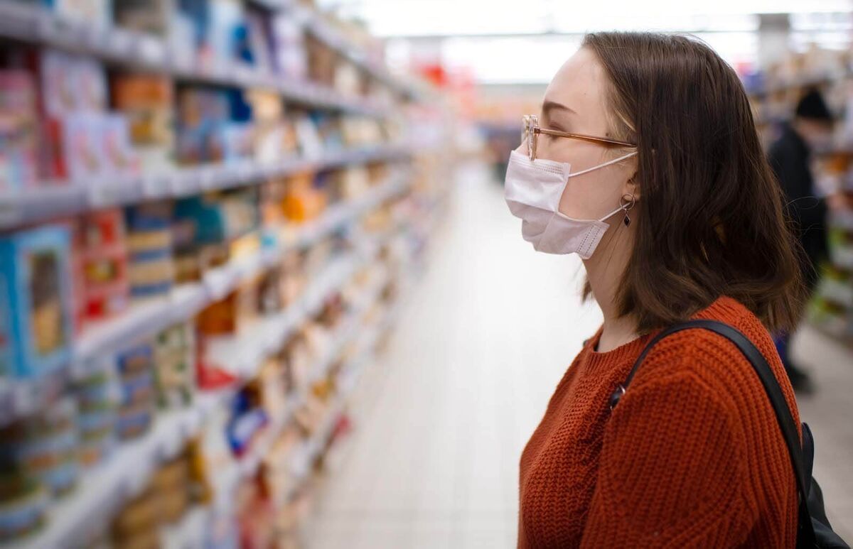 woman shopping with protective medical mask